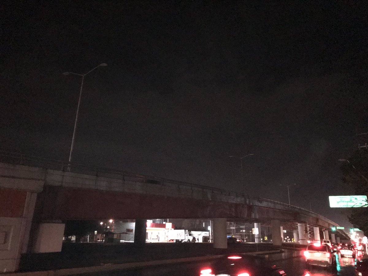CarlosHidalgoo's tweet photo. Sin luminarias al norte de #Saltillo en puente de V Carranza y Pedro Figueroa https://t.co/1anYmJ1Ezr