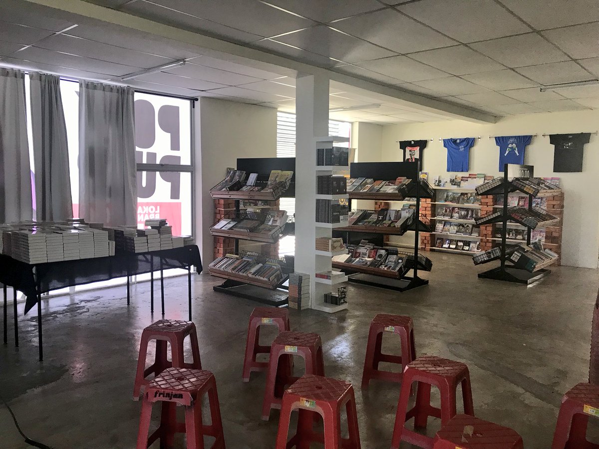 azraeimuhamad's tweet photo. Sebenarnya aku first time sampai Kediaman Buku ni. Smart juga kedai ni.
#PembakaranOborKediamanBuku #WriteAndBrave https://t.co/hUk1C1ZFqW