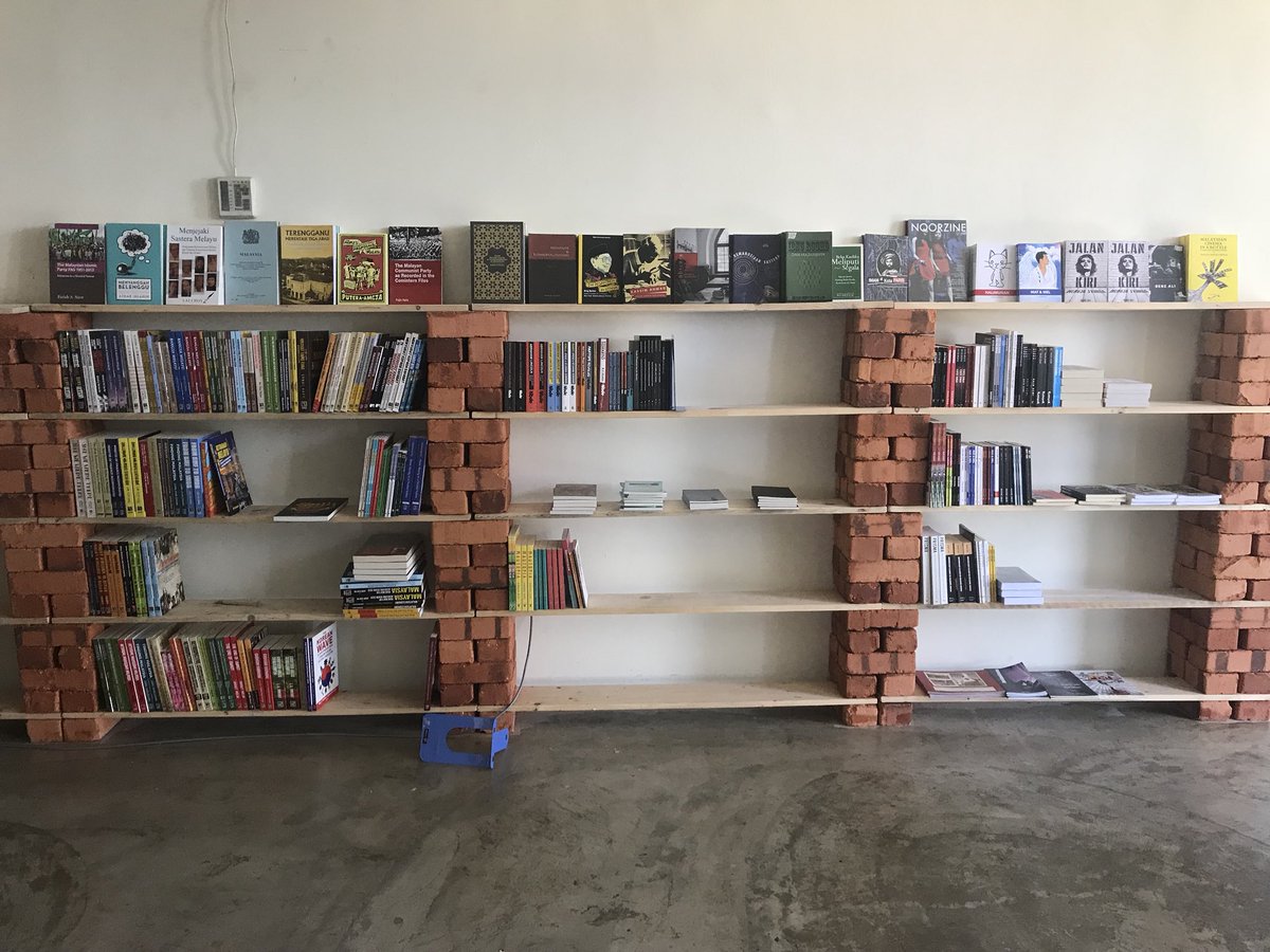 azraeimuhamad's tweet photo. Sebenarnya aku first time sampai Kediaman Buku ni. Smart juga kedai ni.
#PembakaranOborKediamanBuku #WriteAndBrave https://t.co/hUk1C1ZFqW