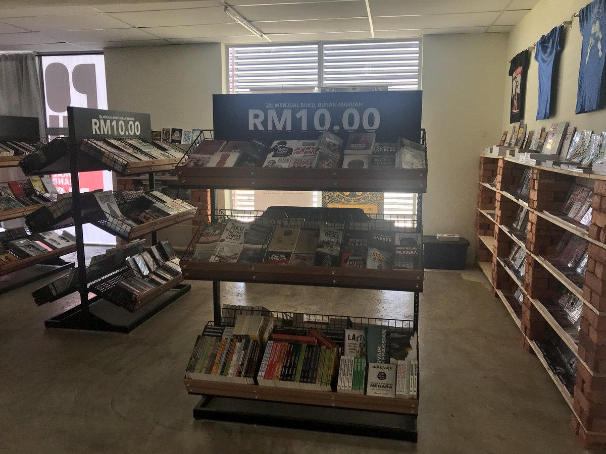 azraeimuhamad's tweet photo. Sebenarnya aku first time sampai Kediaman Buku ni. Smart juga kedai ni.
#PembakaranOborKediamanBuku #WriteAndBrave https://t.co/hUk1C1ZFqW