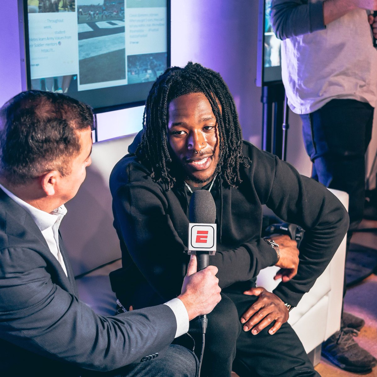 adidasFballUS's tweet photo. Rawest Rookie. 

That dude @alvinkamara gettin’ his hands on the all new AM4MN cleat.

#SPEEDFACTORY #teamadidas https://t.co/52TTy3Gczv