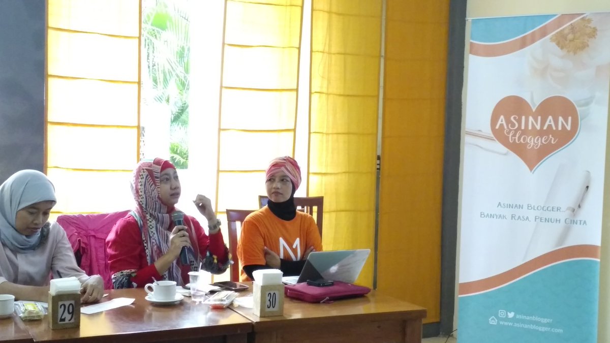 AsinanBlogger's tweet photo. Mbak Nunik, ikut jd peserta workshop hari ini lho. Lg mengajukan pertanyaan perihal bisnis sama Kang Achoey.
#UKMBogor #AsinanBlogger #4Geverywhere @Net1id https://t.co/OHLactcszJ