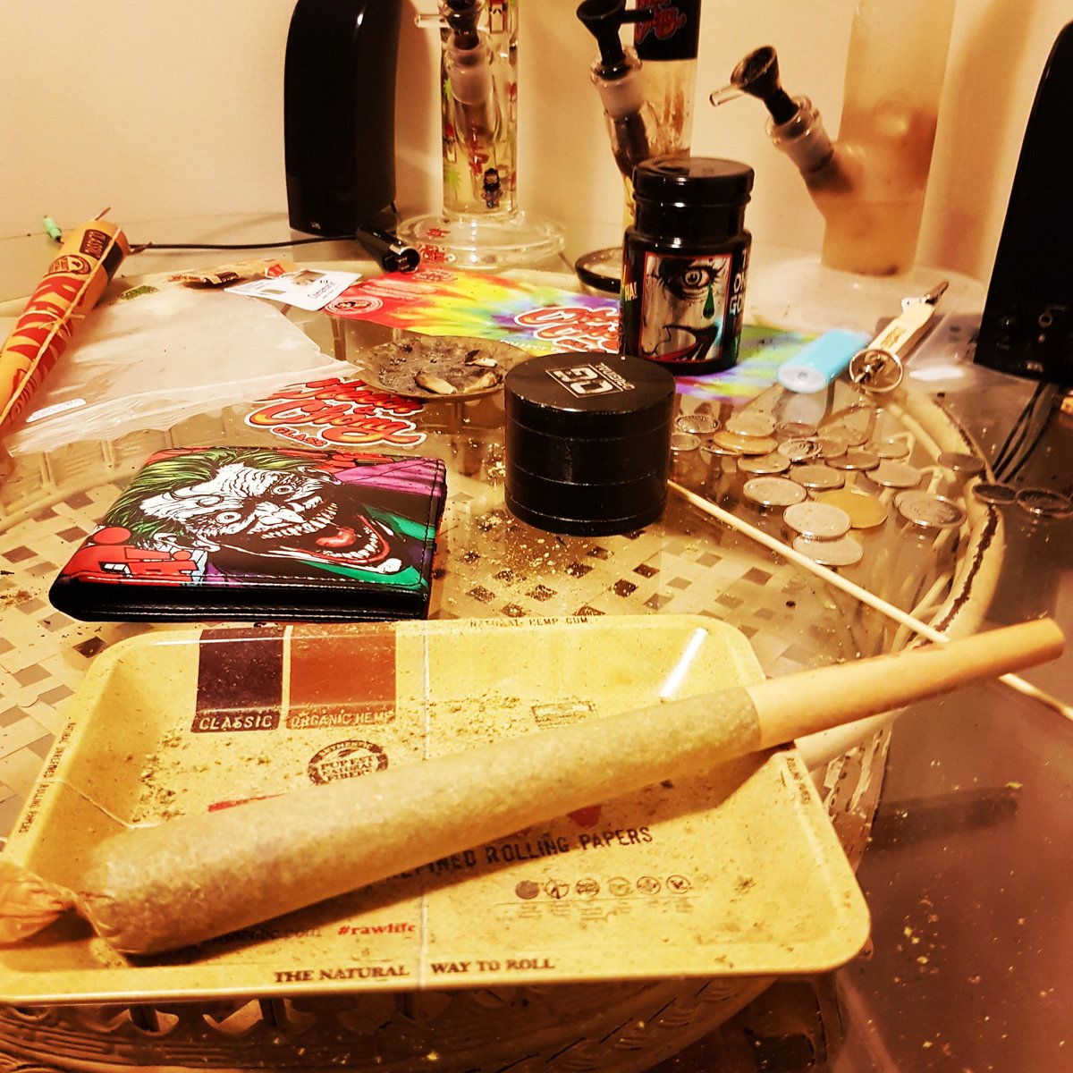 ineedmorepaper's tweet photo. Who wants to smoke this? https://t.co/JZUzXhX8GY