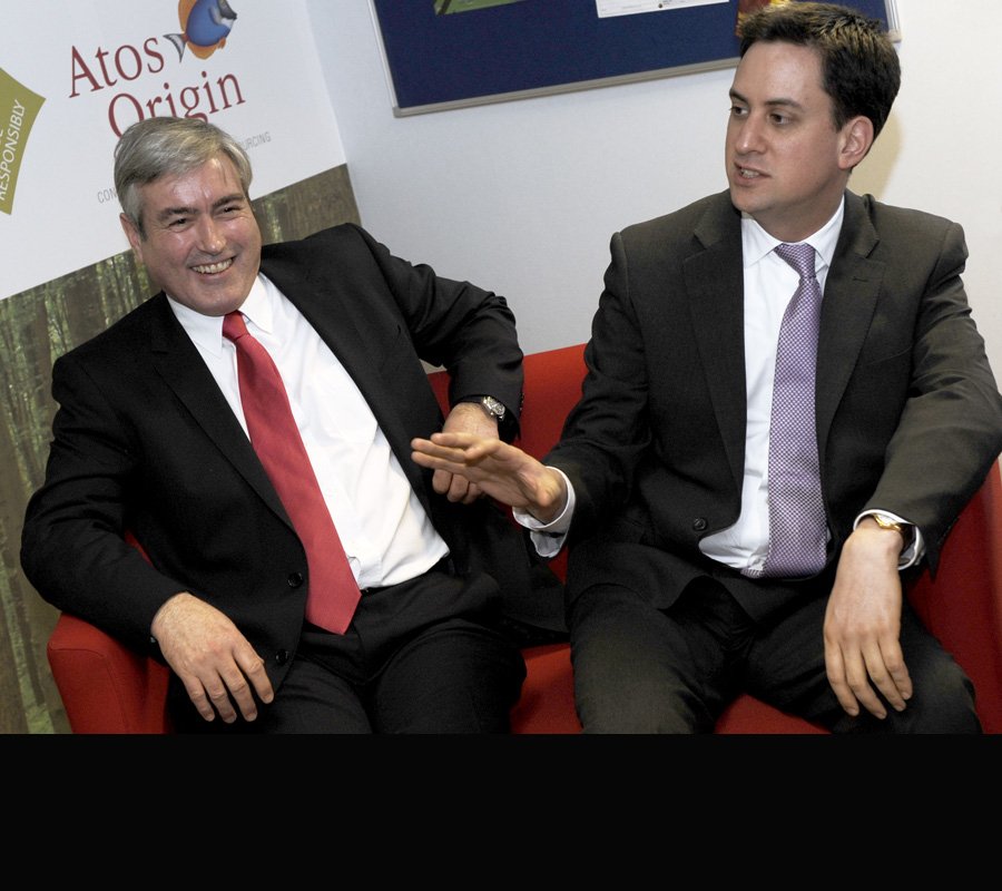 joe90kane's tweet image. When Scottish Labour thought persecuting chronically ill disabled people and other DWP claimants was a vote winner they were happy to publicly hob-nob with #Atos
Images of Scottish and British Labour leaders on the #SP2011 election campaign trail at #Atos HQ Livingston Jan 2011
