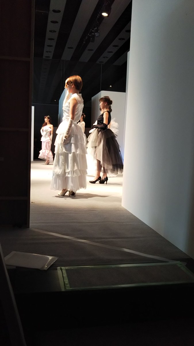 ファッション文化専門学校doreme Su Twitter 第１部 終了しました 普段見れない舞台裏をパシャリ 最終公演 15 30 となっております ご来場お待ちしております ドレメ 仙台 最終公演 ファッションショー 卒業制作 専門学校