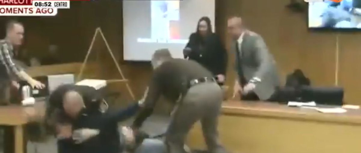 azteca_juarez's tweet photo. Larry Nassar es agredido por padres de las gimnastas de las que abuso sexualmente https://t.co/F5cjp1l8gt https://t.co/IIRt7lbI8P