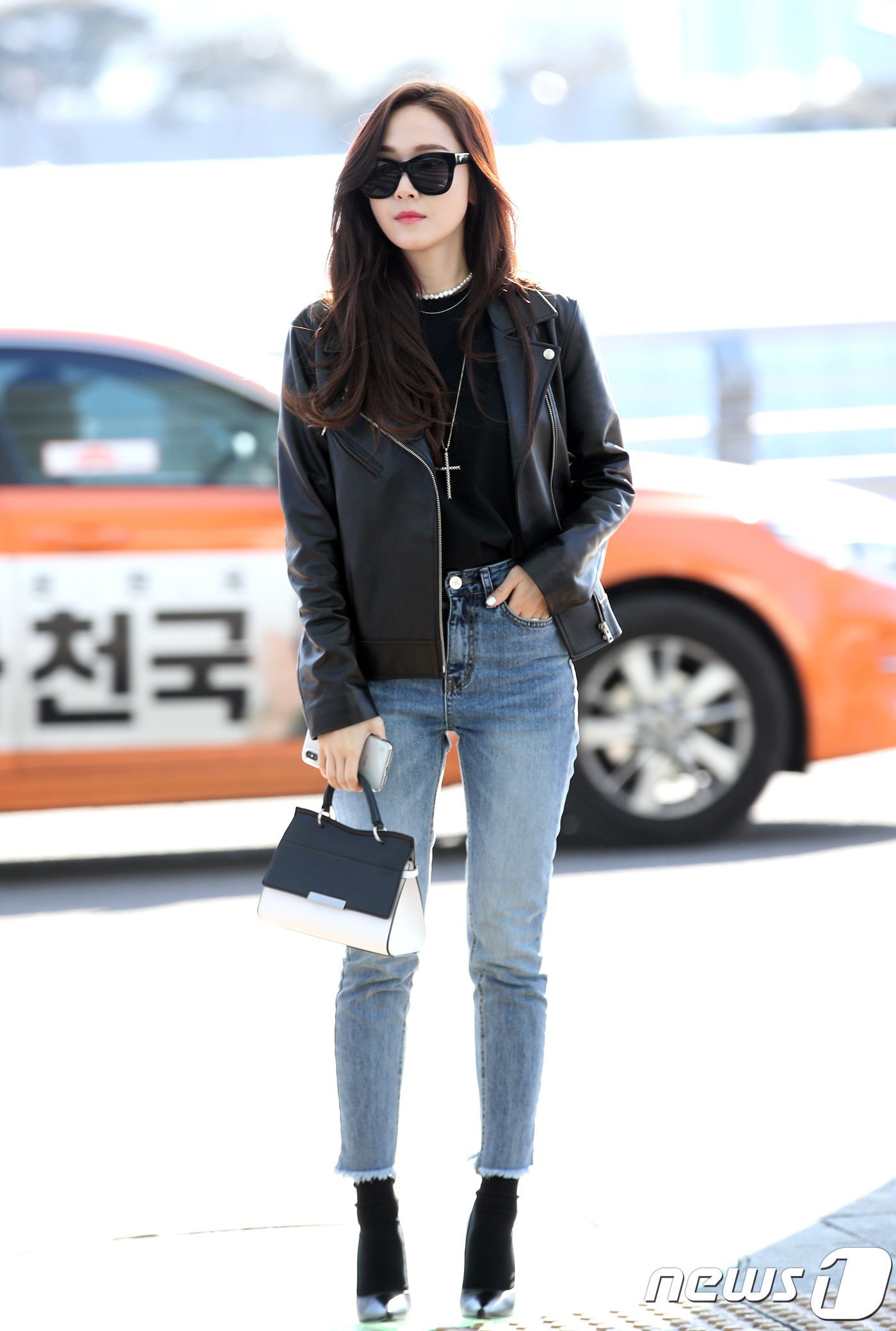 jsy fashion on X: 150527 Incheon Airport DELVAUX: Brillant MM Bag  (Cognac), $3.170 (sold out)  #JessicaJung  #sicasairportfashion  / X