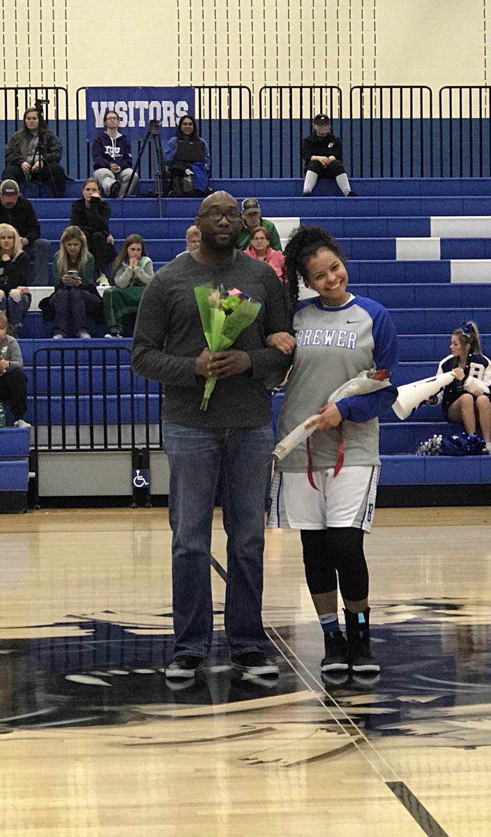 ladybearhoop's tweet photo. Senior night!! https://t.co/UgDK4gPogQ