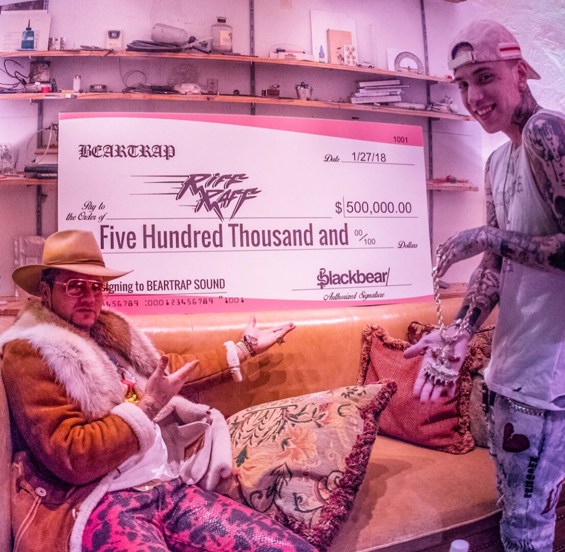 JODYHiGHROLLER's tweet photo. A PiCTURE SAYS 1,000 WORDS ... WELL ACTUALLY iN THiS CASE iT SAYS $500,000 https://t.co/mv1QMDsxIh