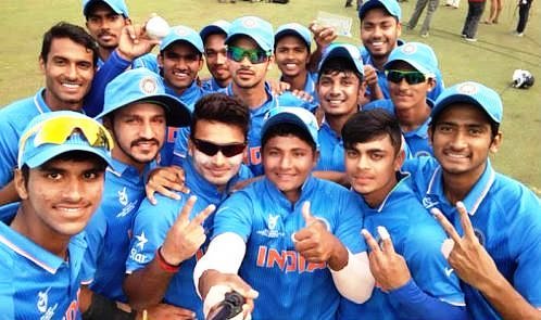 cosmic_smirk's tweet photo. 👍 India runs to lift the trophy for the fourth time 🙌
💪🇮🇳 Win it youngsters 💪🇮🇳
#U19CWC2018 #INDvAUS #RahulDravid #U19CWCFinal #Liveupdates #BlueBlood #StarSports2 #Proudmoment #Prayers (217) 🏆 https://t.co/rwLSNw29MN