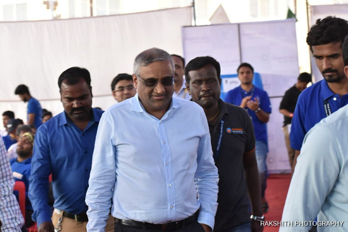 dcseLEAD's tweet photo. Now we have with us Mr. Kishor Biyani, the CEO of Future Group!
#Hubballi #YuvaSummit18 #dfindia #dflead #dfsandbox
#DD2018
@Skill_Gurukul https://t.co/nMBBGDV7qj