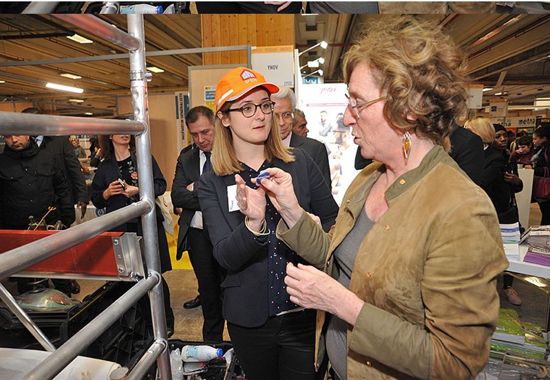 Merci Madame la Ministre Muriel PENICAUD pour avoir pris le temps de découvrir les métiers de l’échafaudage lors de votre visite au salon de l’apprentissage sur le stand de la FFB Grand Paris . 
#SFECE / #Apprentissage / #Échafaudage #Métiers d'Avenir