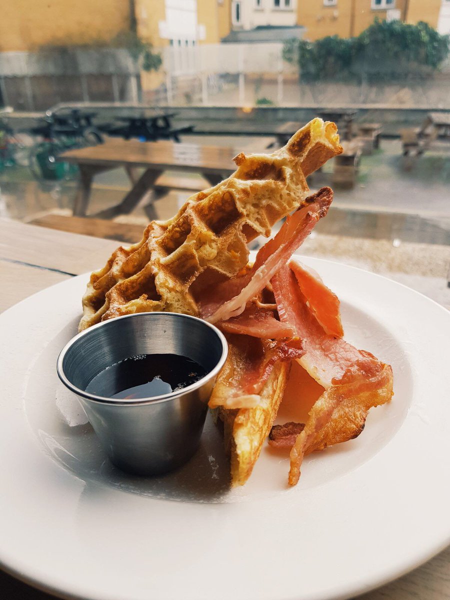 pearlhackwick's tweet image. It’s cold outside. Get out the rain and stuck into some bacon and waffles. #pearlhackwick #hackneywick #hackney #pearlhackneywick