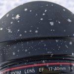 リアルタイムで見れる雪の結晶wヘルメットの上でできる雪の結晶が綺麗すぎる!
