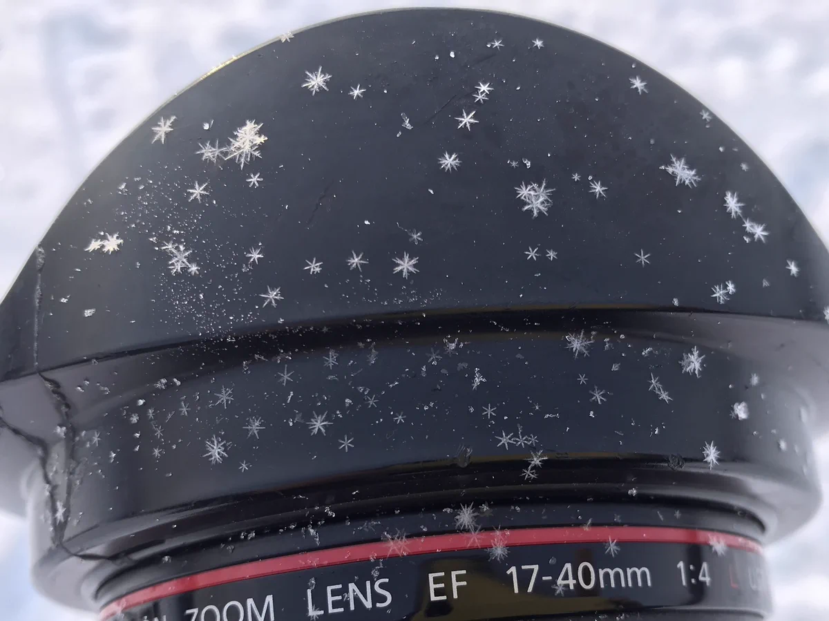 リアルタイムで見れる雪の結晶wヘルメットの上でできる雪の結晶が綺麗すぎる！