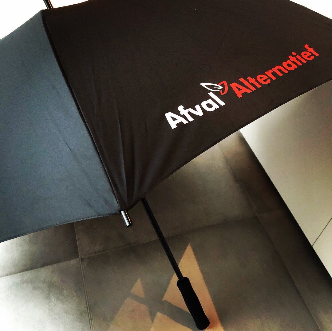 afvalternatief's tweet photo. Wij willen ☀️☀️☀️!!! Om het regenweer te trotseren hebben we alvast de hulp gekregen van dit collecters item! Deel en maak kans om deze prachtige paraplu te winnen!! #whereisthesun #paraplu #afvalalternatief #makewastesexy #shareandwin https://t.co/sG9iTDdsdV