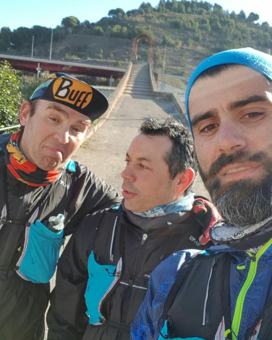 Kevinjoantx's tweet photo. ✅Primer test serio de cara a aguantar en la maratón.
Esta es la cara que se t queda. Con Abraham al lado dando conversación 😂 y Alfonso dándole a los pedales 🚲, EQUIPO!
📐26km
🏃🏻♂ 5'20 el km
#martorell #mejoracompañado #brooksghost9 #zurichmaratobcn #martorellteamultra https://t.co/Y1ndGVAAYd