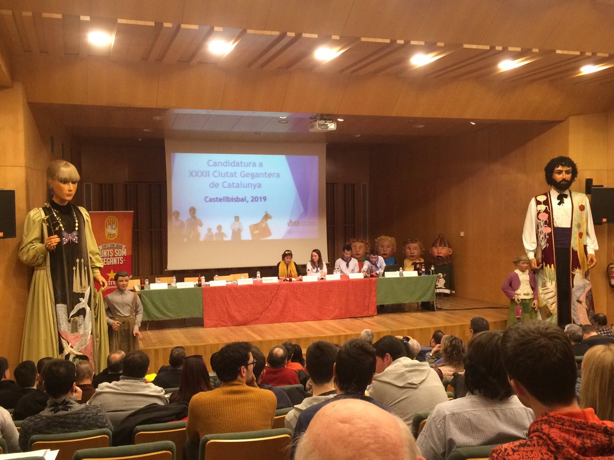 txeieta's tweet photo. Presentació de la candidatura de #ciutatgegantera de #castellbisbal #gegants @geganterscat https://t.co/wDUjwazrOD