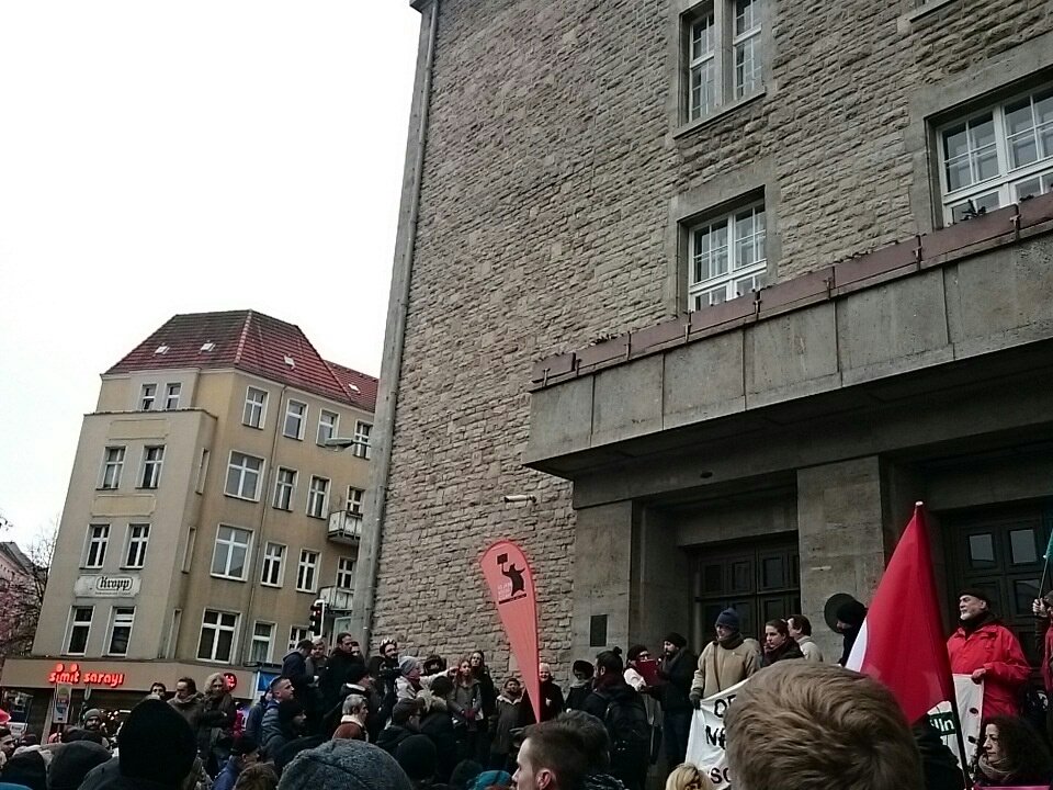 BerlingegenNazi's tweet photo. 1228 Es spricht @ferat_ali_kocak einer der Betroffenen der aktuellen Brandanschläge in #Neukölln und ruft auf den Kampf gegen Rechtsextremismus, Antisemitismus und Rassismus jetzt erst recht zu führen. #b0302 https://t.co/I6wIP9odlf