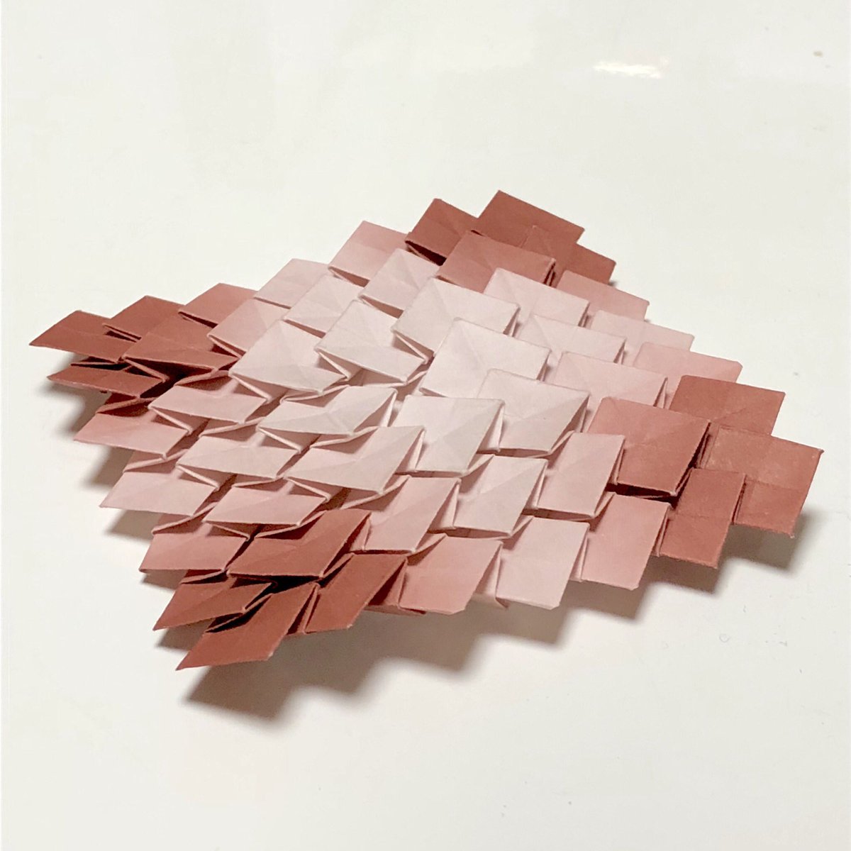 まさにぃ 折紙player あじさい折りの技術の一つに カドを変える という折り方があります 上のカドを下に 下のカドを上に持っていく コレができると 無限に応用ができます 写真は4枚目の 斜め折り四段ピラミッド を改造したもの どこのカドを何