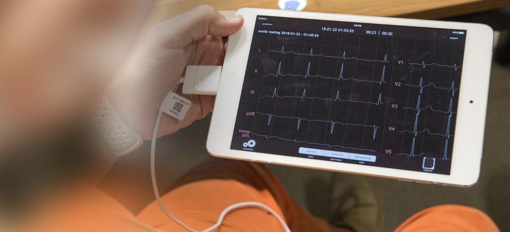 KPNzakelijk's tweet image. Bij ruim 1100 Nederlandse #huisartsenpraktijken is het straks heel gewoon om een #hartfilmpje (ECG) te maken met een mobiele telefoon of tablet zodat je hiervoor niet speciaal naar het ziekenhuis toe hoeft bit.ly/2BQYoQc