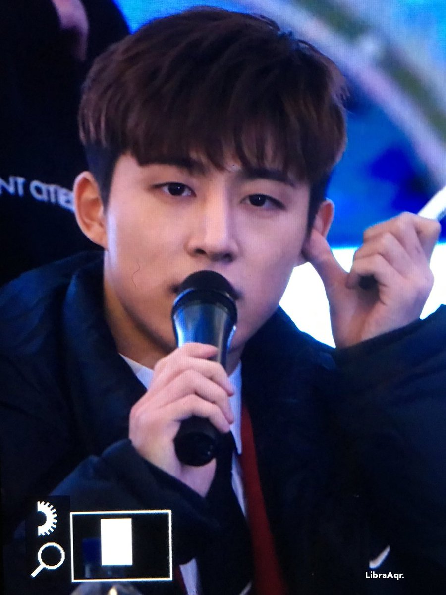 la10220207's tweet photo. #김한빈 #비아이 #아이콘 
180203 💙 고양팬싸 https://t.co/1ZvIbo7hN3