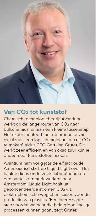 Avantium's tweet photo. Vanmorgen verscheen een interessant artikel in het @FD_Nieuws van @hansverbraeken: 'De chemische graal: CO2 als grondstof'. @Avantium CTO @GJGruter en Martijn de Graaff van @VoltaChem_ nemen je mee in de wereld van CO2. Lees meer: https://t.co/IHwExWjAza. https://t.co/OOQQddzGjI