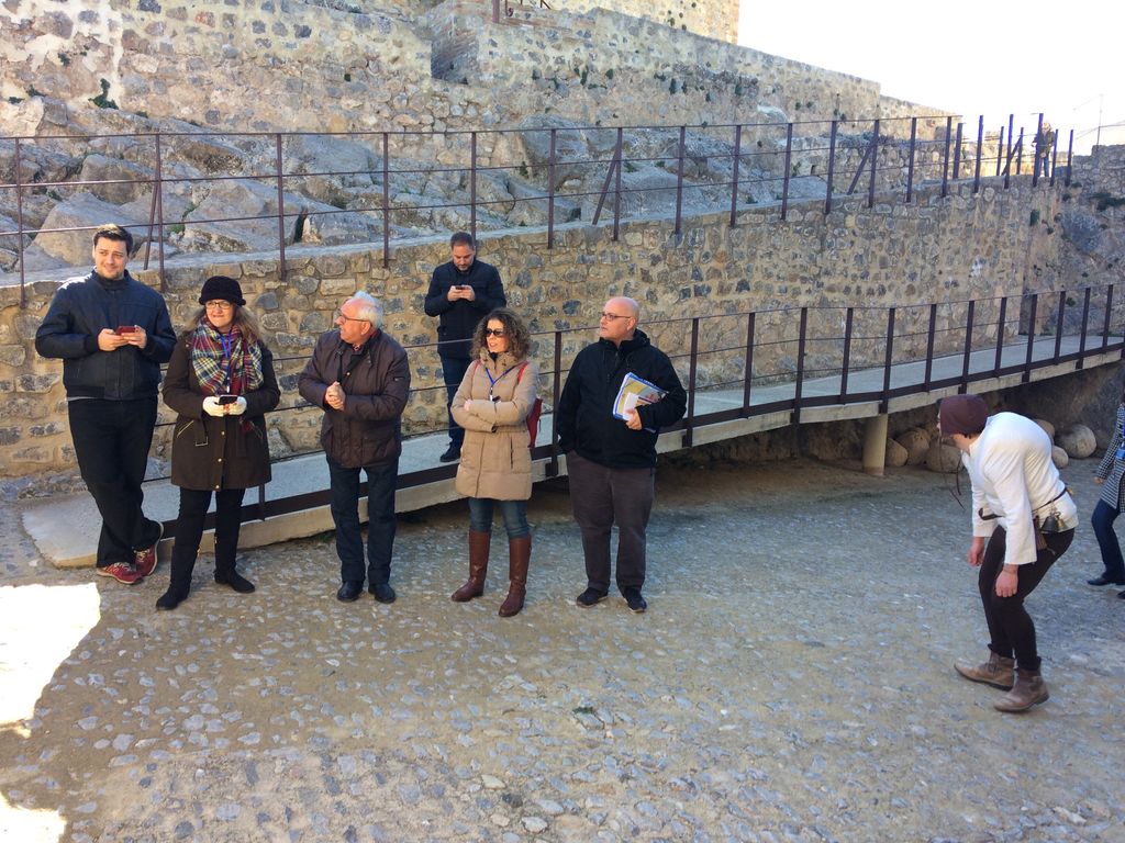 arranzgastrocul's tweet photo. El jorobado del castillo y los caballeros nos reciben junto a Paco Quero responsable de desarrollo #AunahoraJaén @Aytoalcaudete #Alcaudete https://t.co/OSBXCFI6T3