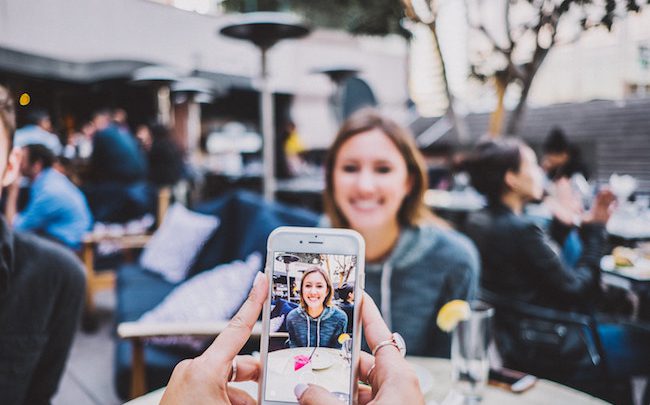 frenchweb's tweet photo. Les Français passent en moyenne 1h22 par jour sur les réseaux sociaux https://t.co/E0etxRNyh1 #SocialMedia https://t.co/QZ5W9GbXwe