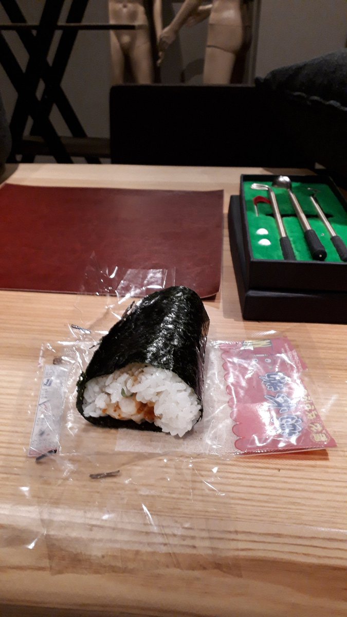 okd1015's tweet photo. 願いを込めて！　恵方巻き👌
しっかりと7種類の具材入ってる、南南東方角に向けて、、多分大丈夫　　いざ食べまーす🙋 https://t.co/SbiyXt9DEQ