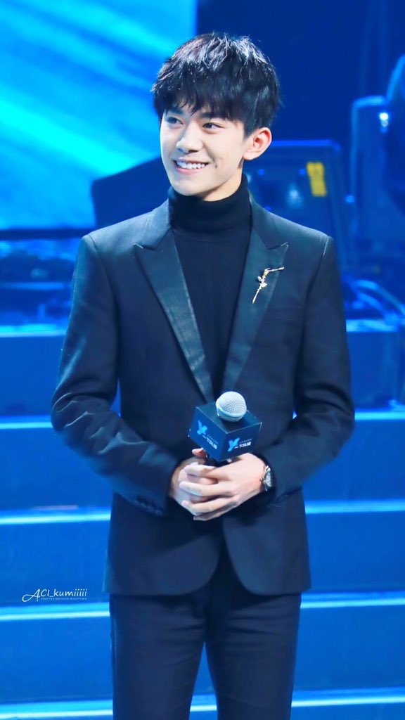 thikodich's tweet photo. #JacksonYee  dễ bị chọc cười.
Chắc là do cái video chụp ảnh với bà Mạn.😂 https://t.co/IZkPZAYUFp