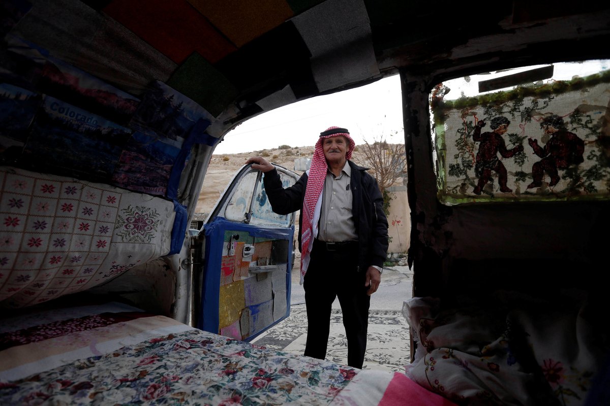 ajplusarabi's tweet photo. سيارة فولكسفاغن عتيقة يقول صاحبها إنها "أصغر فندق في العالم"
والمميزات: منسوجات مطرزة يدوياً، وفطور محلي تعده أسرة أردنية
هل ستجربون زيارة الفندق الصغير؟ https://t.co/Ts5LH3GReW