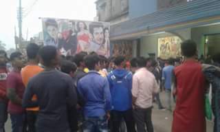 with_love_jeet's tweet photo. ২য় সপ্তাহে বাংলাদেশের হলে দর্শকের উপচে পড়া ভিড়। @jeet30 #PowerOfBoss👏👏 @NusraatFaria & Team #INK again Big congratulations👏👏👌 @somnath027 https://t.co/kakQ6EIeWS