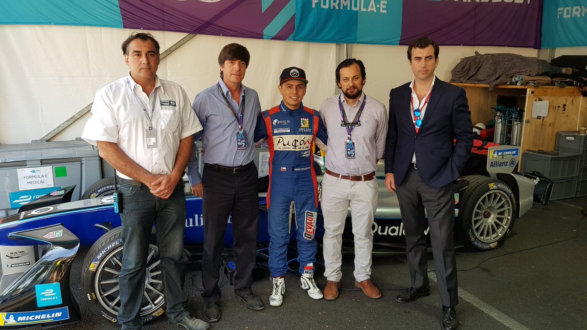 MindepChile's tweet photo. ¡Llegó el gran día! Ya vivimos toda la emoción de la #FórmulaE en Santiago
Ministro @PabloSquellaS y Director Nacional IND @chrisdroguett junto al piloto 🇨🇱 @PedroDevaud en la previa de su participación en el #SantiagoEPrix https://t.co/El3ha4OC60