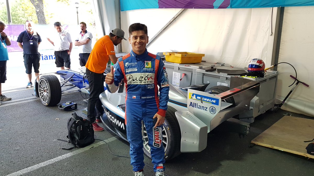 MindepChile's tweet photo. ¡Llegó el gran día! Ya vivimos toda la emoción de la #FórmulaE en Santiago
Ministro @PabloSquellaS y Director Nacional IND @chrisdroguett junto al piloto 🇨🇱 @PedroDevaud en la previa de su participación en el #SantiagoEPrix https://t.co/El3ha4OC60
