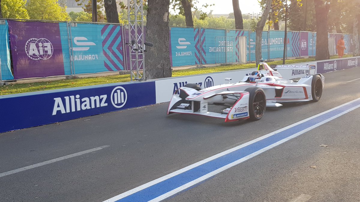 MindepChile's tweet photo. ¡Llegó el gran día! Ya vivimos toda la emoción de la #FórmulaE en Santiago
Ministro @PabloSquellaS y Director Nacional IND @chrisdroguett junto al piloto 🇨🇱 @PedroDevaud en la previa de su participación en el #SantiagoEPrix https://t.co/El3ha4OC60