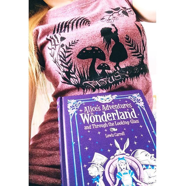 JuliaDessalles's tweet photo. Theme of the day:
Mβ’Aβ’Dβ’Nβ’Eβ’Sβ’S
#wereallmadhere #crazyauthor #aliceinwonderland #leatherbound #booklove #themeoftheday #booklover #crazygirl #instabook #bookstagram #bookselfie #writerofinstagram #lewiscaroll #bookbeauty #inlove #alicetshirt #m⦠https://t.co/KeDSwZvRb7 https://t.co/aY7yLJknaf