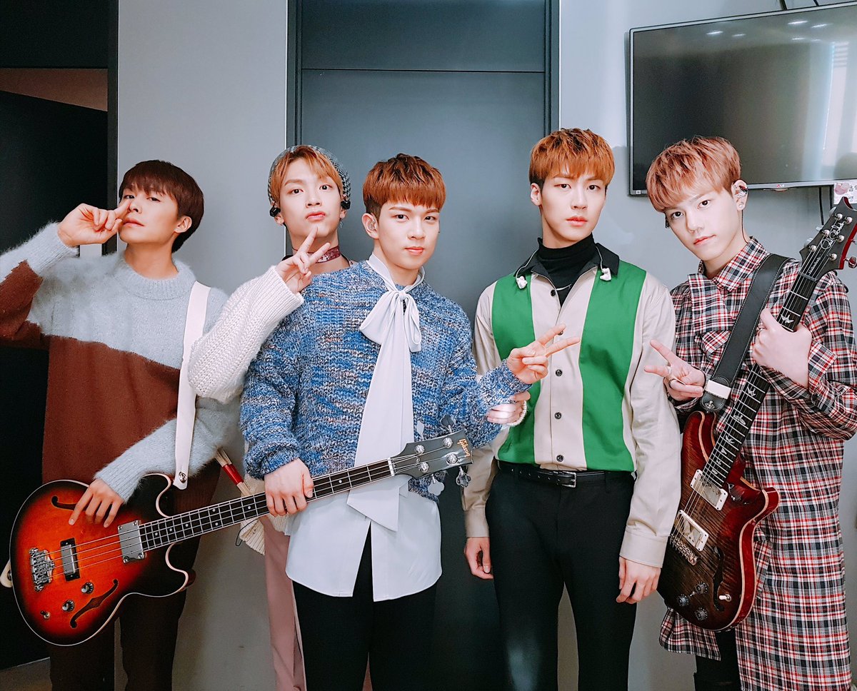 NFlyingofficial's tweet photo. [엔플라치📸] 엔피아의 마음을 따스하고 부드럽게 녹인 골목길에서🎶 무대 완료 ❤(〃ω〃)❤ 

#엔플라잉 #NFlying #엔플라치 #뜨거운감자 🔥🥔 https://t.co/p1lrWAtjsD