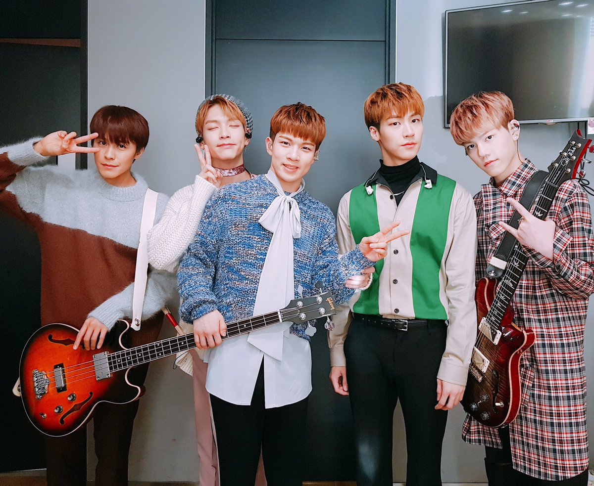 NFlyingofficial's tweet photo. [엔플라치📸] 엔피아의 마음을 따스하고 부드럽게 녹인 골목길에서🎶 무대 완료 ❤(〃ω〃)❤ 

#엔플라잉 #NFlying #엔플라치 #뜨거운감자 🔥🥔 https://t.co/p1lrWAtjsD