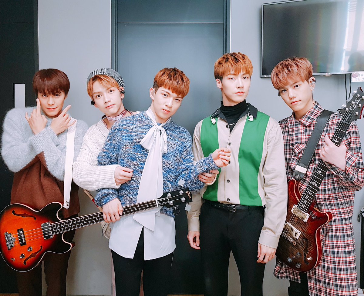 NFlyingofficial's tweet photo. [엔플라치📸] 엔피아의 마음을 따스하고 부드럽게 녹인 골목길에서🎶 무대 완료 ❤(〃ω〃)❤ 

#엔플라잉 #NFlying #엔플라치 #뜨거운감자 🔥🥔 https://t.co/p1lrWAtjsD