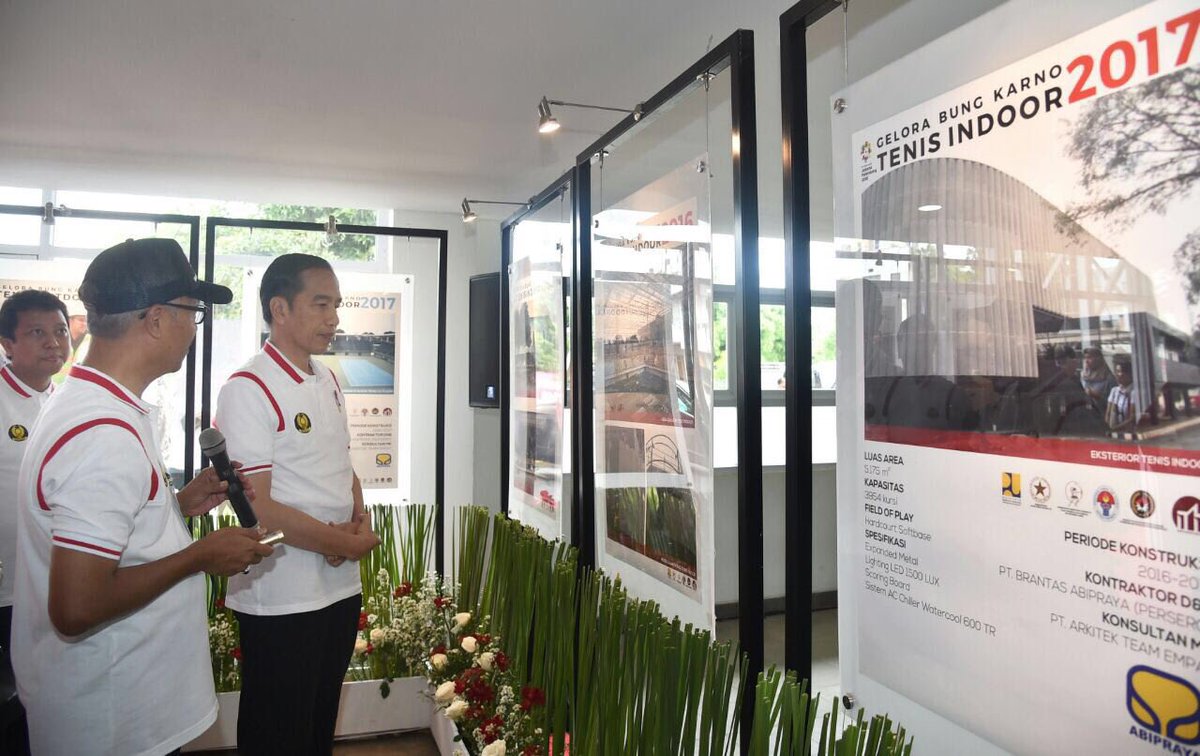jokowi's tweet photo. Lapangan tenis yang baru sudah siap menyambut Asian Games 2018. Ini venue ketujuh dari 14 venue yang direnovasi -Jkw https://t.co/fvD8HCFW0t