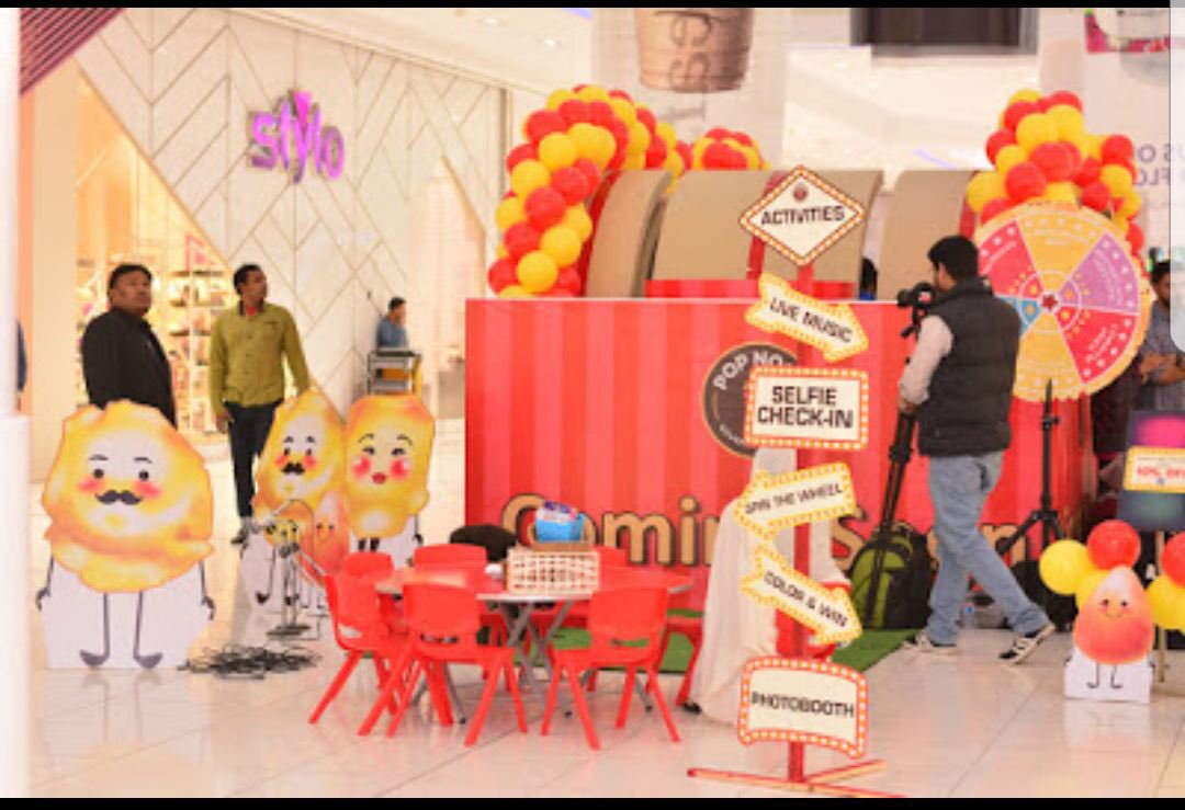 afifajmaniar's tweet photo. Spotted the founders and owners of #PopNosh @pop.nosh Salman Zubair; Usman Zubair, Faizan Zubair at the soft launch of their Kiosk at Packages Mall Lahore yesterday. #MyAwesomeJourney #TheDragon360 #Revolution #Blogazine #PakistansFirstBlogazine https://t.co/5mBhOXNNFs