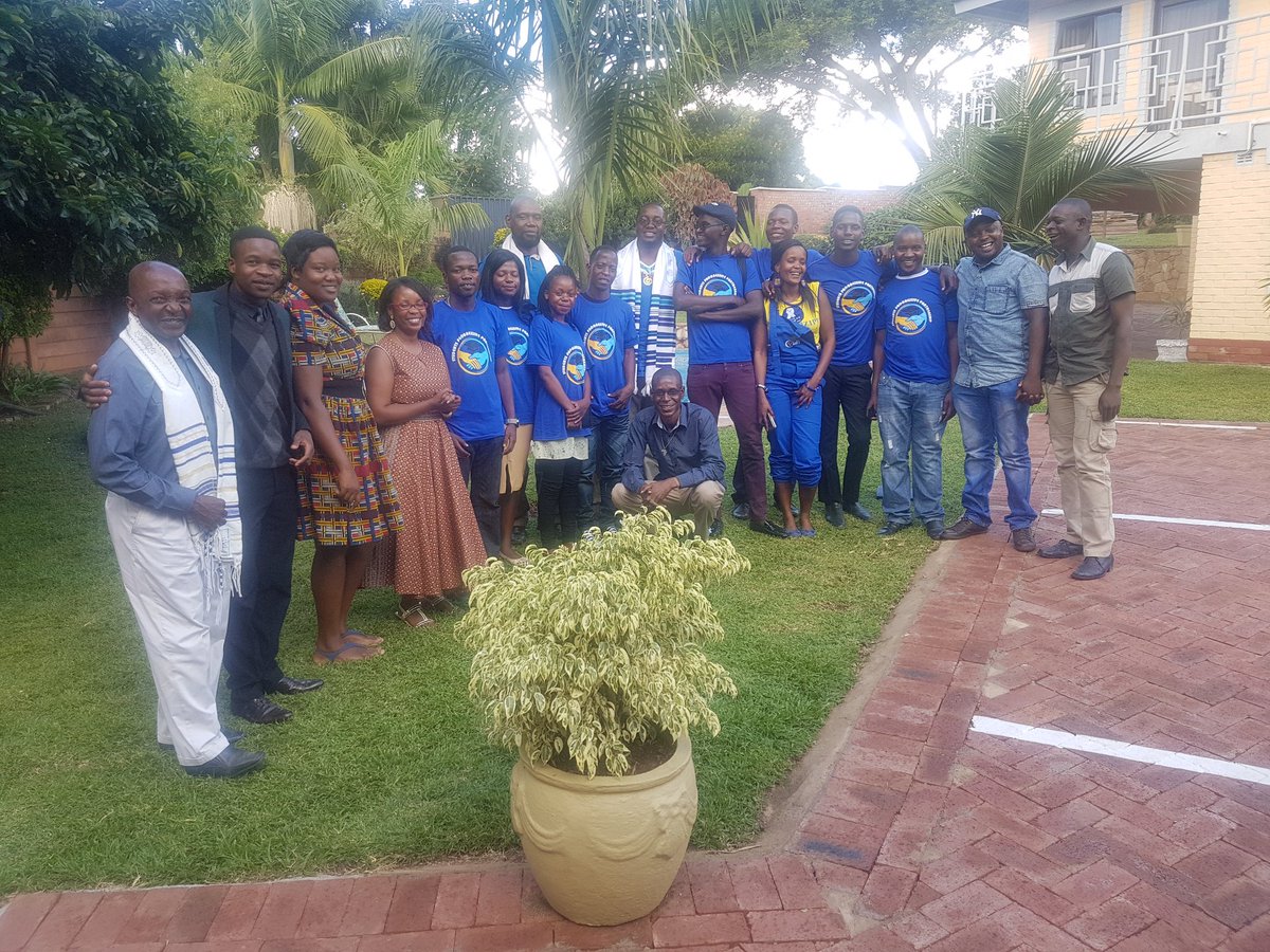 Dr_Kasiyamhuru's tweet photo. The late 70s, born frees and millennials receiving wisdom from the elders on gradient of respect, have a mandate for transforming political liberation into economic freedom into #EcoFreedom https://t.co/2SpMPdasN8