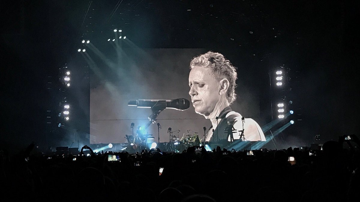 KovacsGy's tweet photo. Harminc évenként azért el kell menni Depeche Mode koncertre....1988@2018. (napiKGy) #DepecheMode #GlobalSpiritTour https://t.co/hJvrkPbRjJ