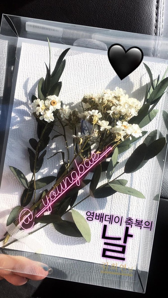 mochirix_'s tweet photo. ชอบการ์ดแต่งงานยองเบ คือเก๋มาก ใช้ดอกไม้จริง แต่ละคนที่ได้ก็ได้ไม่เหมือนกันด้วย สวยอ่ะ💐#DopeWeddingCongratz https://t.co/4jD2dwB2w2