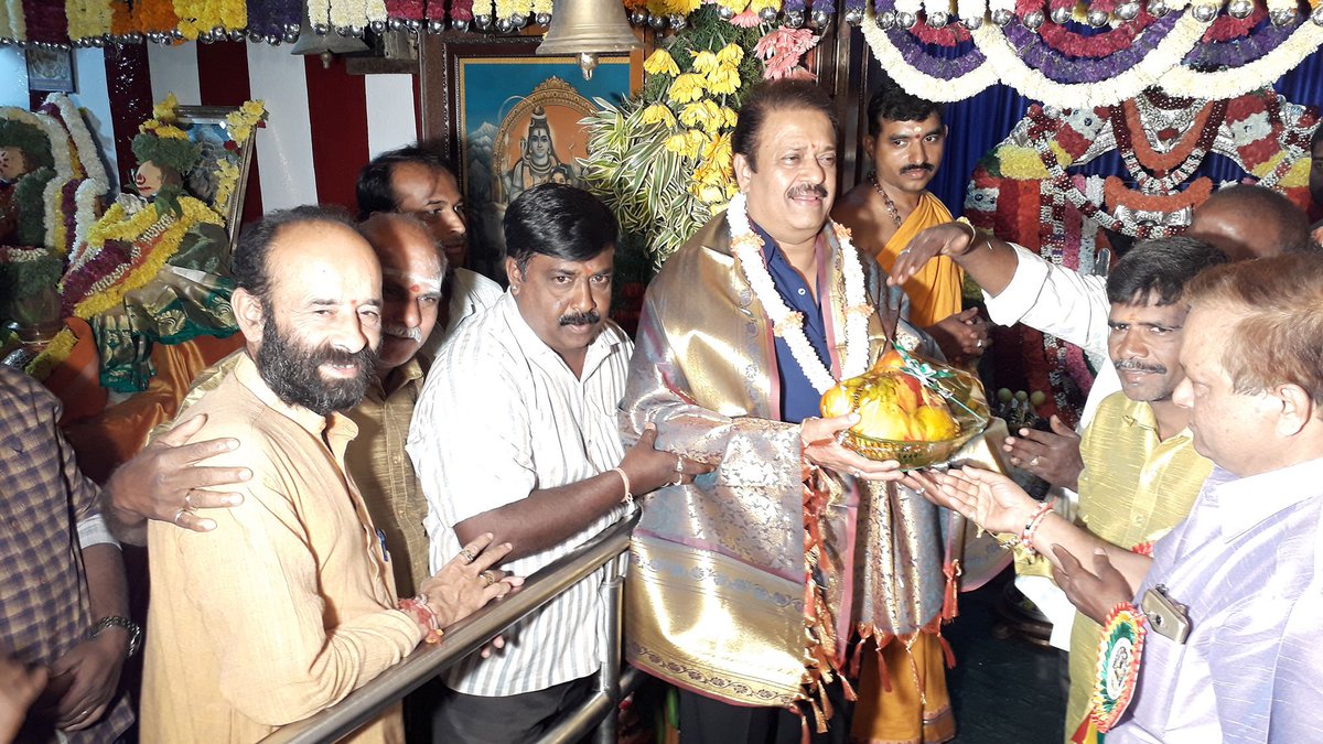 BGUdayBJP's tweet photo. ಶಂಕರಪುರದ ಚಿಕ್ಕಣ್ಣ ಗಾರ್ಡನ್ ಶ್ರೀ ಗಂಗಮ್ಮದೇವಿ ಜಾತ್ರಾ ಮಹೋತ್ಸವ ಮತ್ತು 16ನೇ ವಾರ್ಷಿಕೋತ್ಸವದಲ್ಲಿ ಬಿಜೆಪಿ ಕಾರ್ಯಕರ್ತರುಗಳಾದ ವೇದವ್ಯಾಸ ಭಟ್, ಗೋಪಿ ಮುಂತಾದವರೊಂದಿಗೆ ಭಾಗವಹಿಸಿದೆ.

#ಗಂಗಮ್ಮದೇವಿ #ಚಿಕ್ಕಣ್ಣಗಾರ್ಡನ್ @BJP4Chickpet @MediniudayGarud @Garudamal https://t.co/8O1Me54yc8