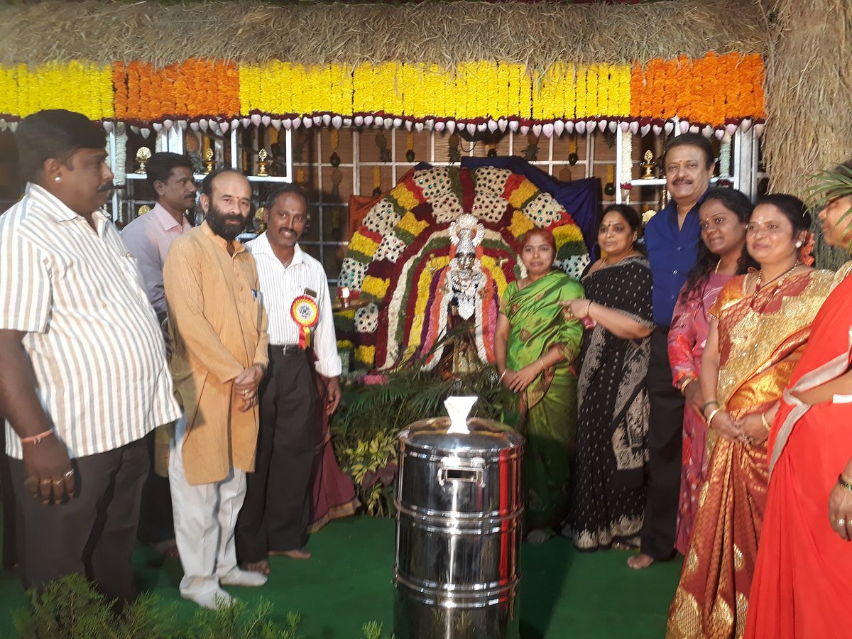 BGUdayBJP's tweet photo. ಶಂಕರಪುರದ ಚಿಕ್ಕಣ್ಣ ಗಾರ್ಡನ್ ಶ್ರೀ ಗಂಗಮ್ಮದೇವಿ ಜಾತ್ರಾ ಮಹೋತ್ಸವ ಮತ್ತು 16ನೇ ವಾರ್ಷಿಕೋತ್ಸವದಲ್ಲಿ ಬಿಜೆಪಿ ಕಾರ್ಯಕರ್ತರುಗಳಾದ ವೇದವ್ಯಾಸ ಭಟ್, ಗೋಪಿ ಮುಂತಾದವರೊಂದಿಗೆ ಭಾಗವಹಿಸಿದೆ.

#ಗಂಗಮ್ಮದೇವಿ #ಚಿಕ್ಕಣ್ಣಗಾರ್ಡನ್ @BJP4Chickpet @MediniudayGarud @Garudamal https://t.co/8O1Me54yc8