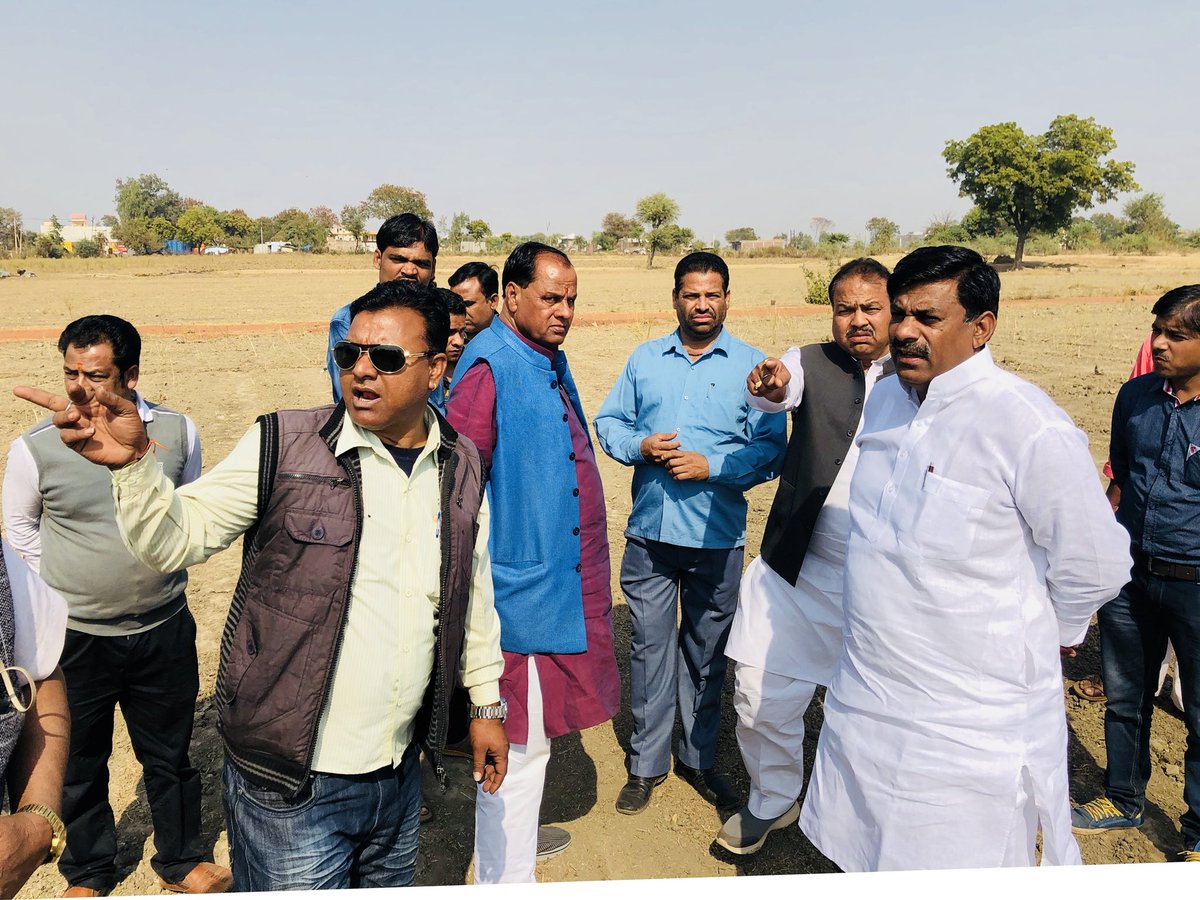 rameshwar4111's tweet photo. #KolarasVijayBjp 
5 फ़रवरी को मुख्यमंत्री श्री शिवराज सिंह जी चौहान कोलारस नगर में सभा को सम्बोधित करेंगे । सभा स्थल का वरिष्ठ भाजपा नेता पूर्व विधायक मा. श्री ओम् प्रकाश जी खटिक के साथ स्थल निरीक्षण कर ���िर्देश दिए . @SuhasBhagatBJP @atul4bjp @NandKumarSinghC @ChouhanShivraj https://t.co/Wms2yvPGDZ