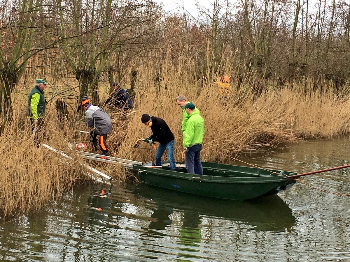 Vandaag weer met 30 vrijwilligers aan het werk in het park!