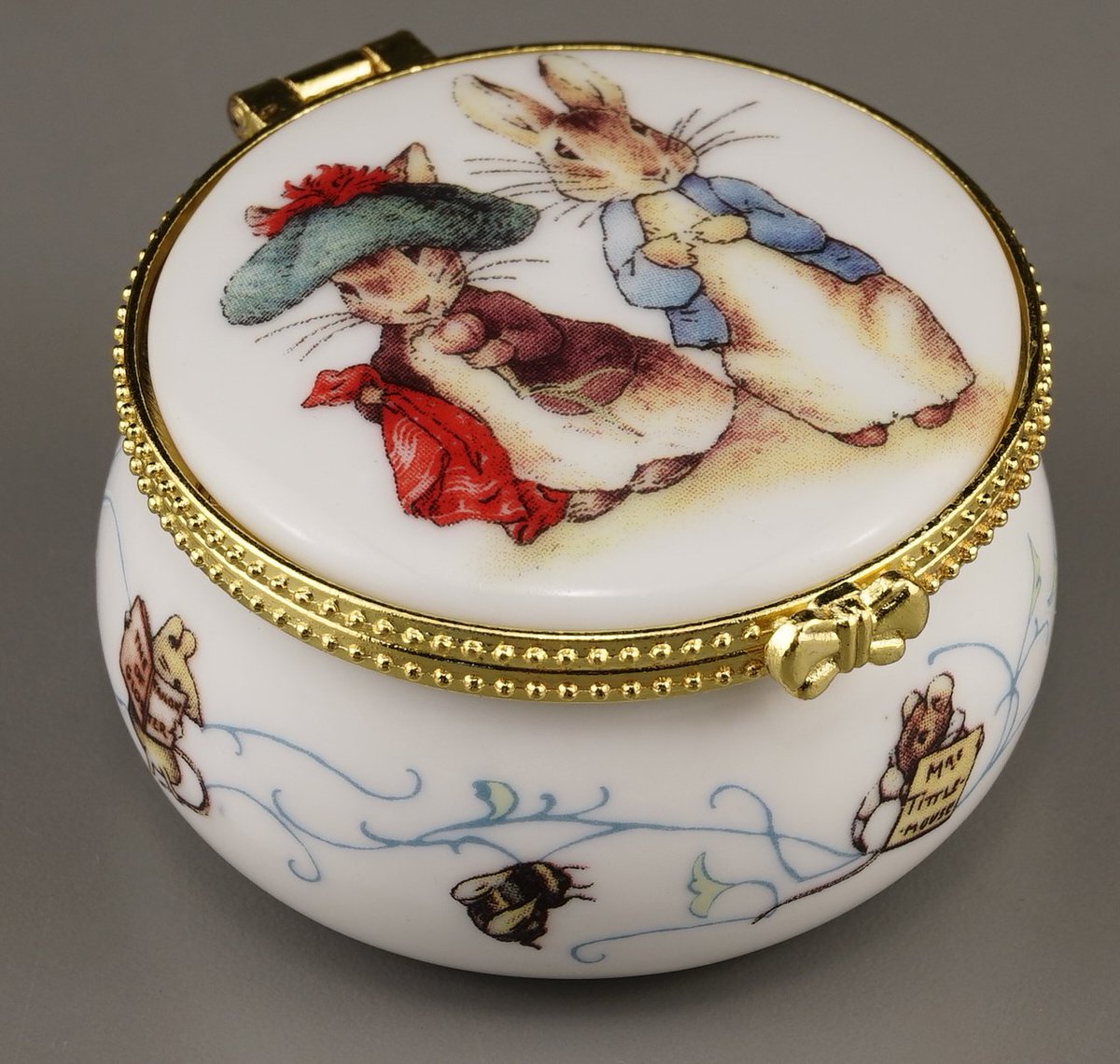 AMIntAgencies's tweet photo. New Range Of Peter &amp; Benjamin Trinket Boxes, Limited To 2018!! @hall 5 Stand J61#Reutter #beatrixpotter #peterrabbit  #benjamn  #limited #trinketbox #springfair #springfair18 #porcelain #giftware #germany #jemimapuddleduck@AMIntAgencies, https://t.co/kRL4SZ8AmH